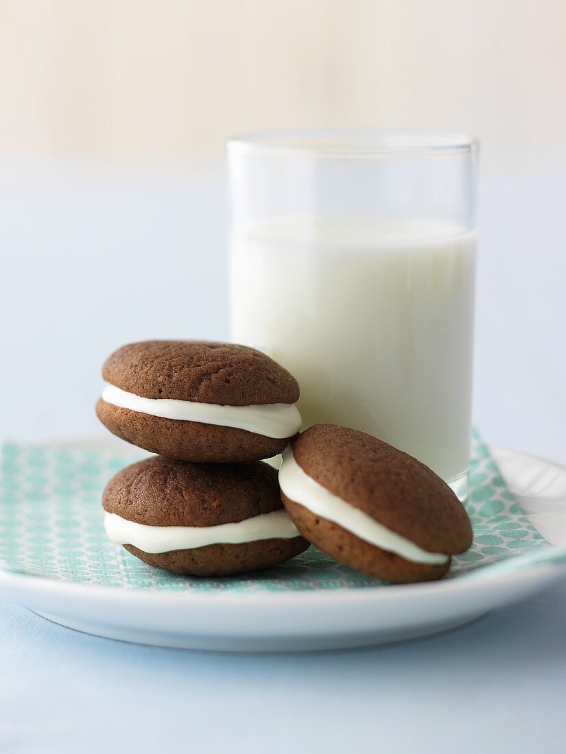 Whoopie Pies und ein Glas Milch