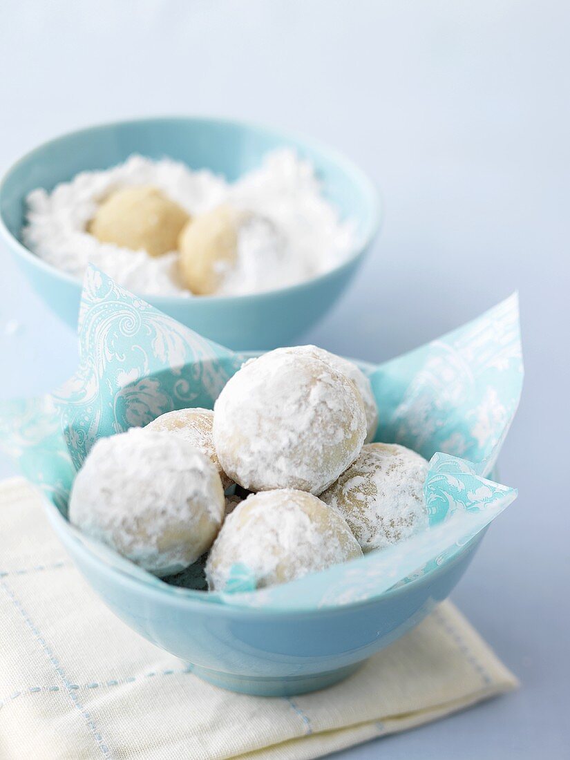 Coconut balls with icing sugar