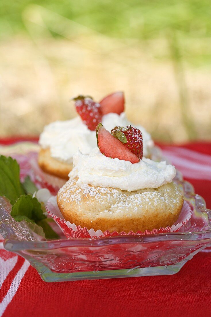 Muffins with cream and strawberries