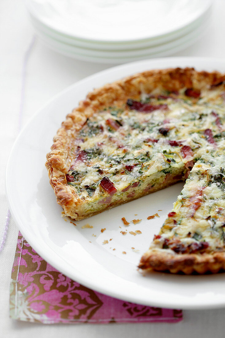 Quiche Lorrain auf Teller, angeschnitten