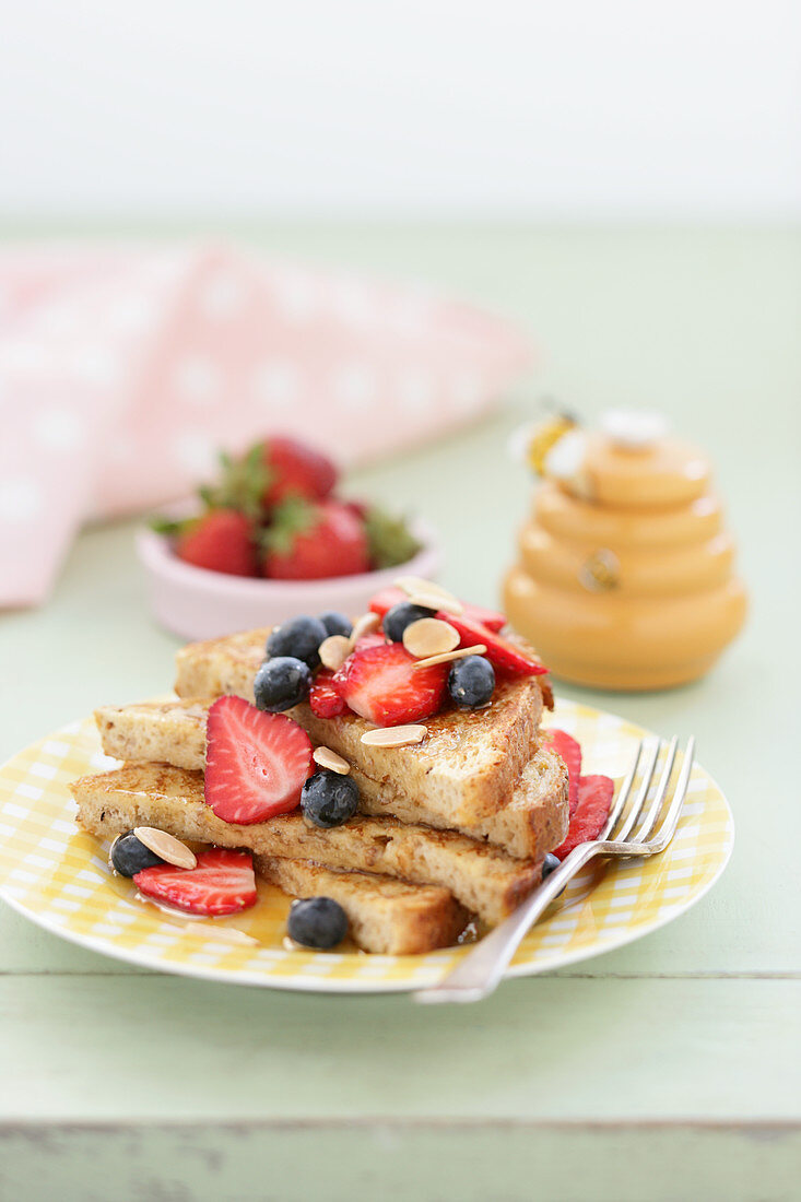 French Toast mit Beeren & Mandeln