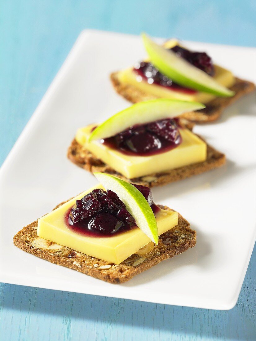 Cracker mit Käse, Heidelbeerchutney und Apfelschnitzen