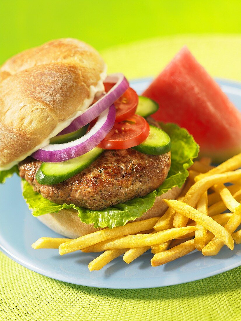 Putenburger mit Pommes frites und Wassermelone