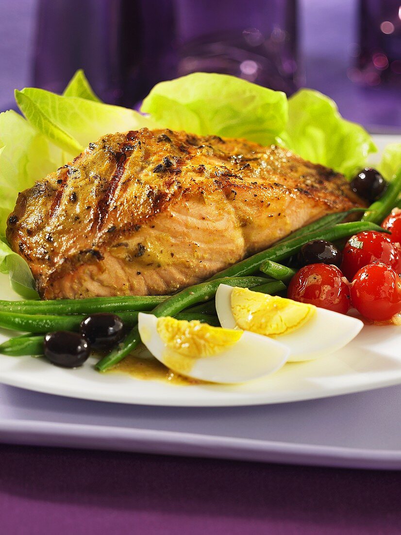 Salmon fillets with a salade niçoise