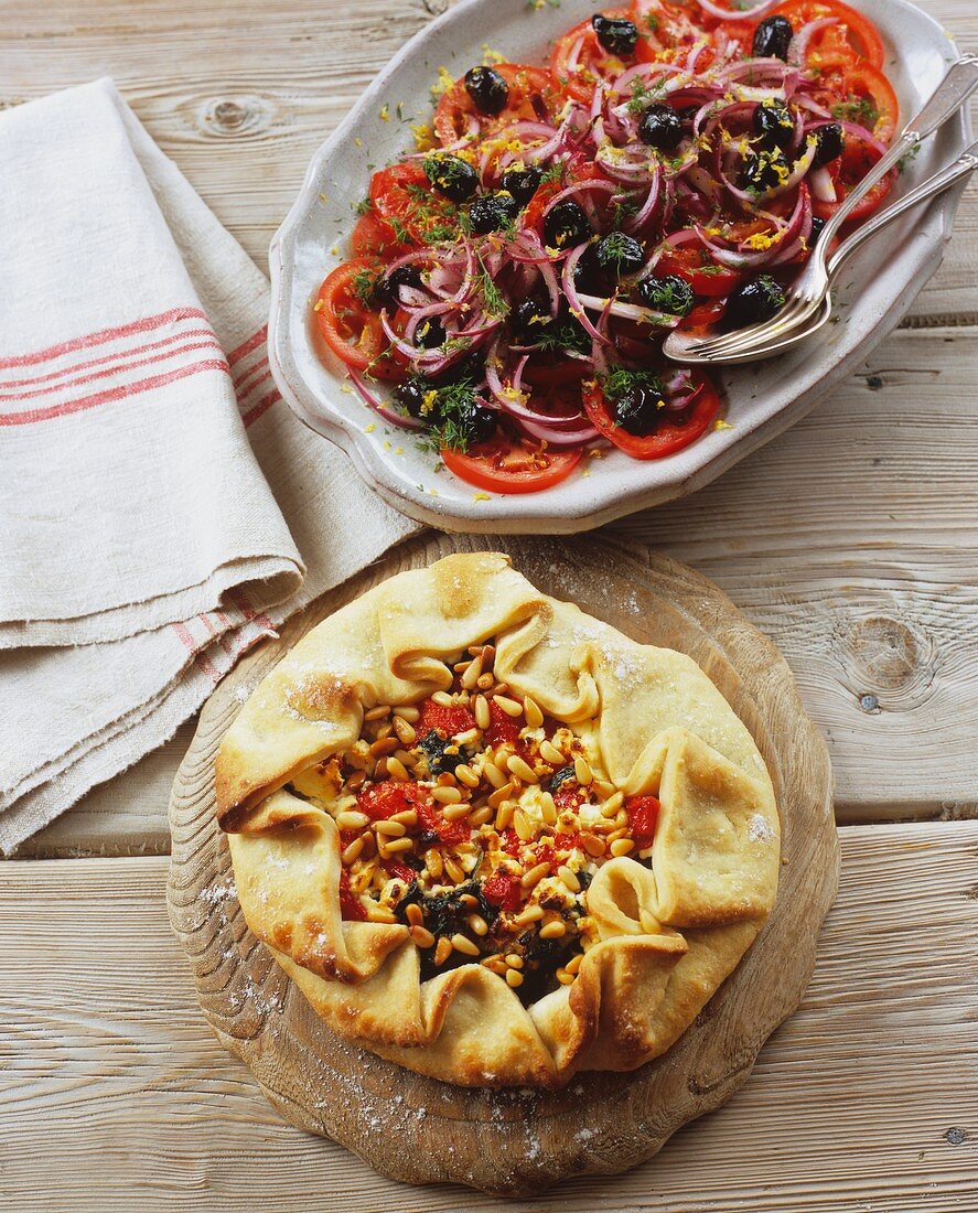 Spinat-Paprika-Pie mit Pinienkernen und Tomatensalat