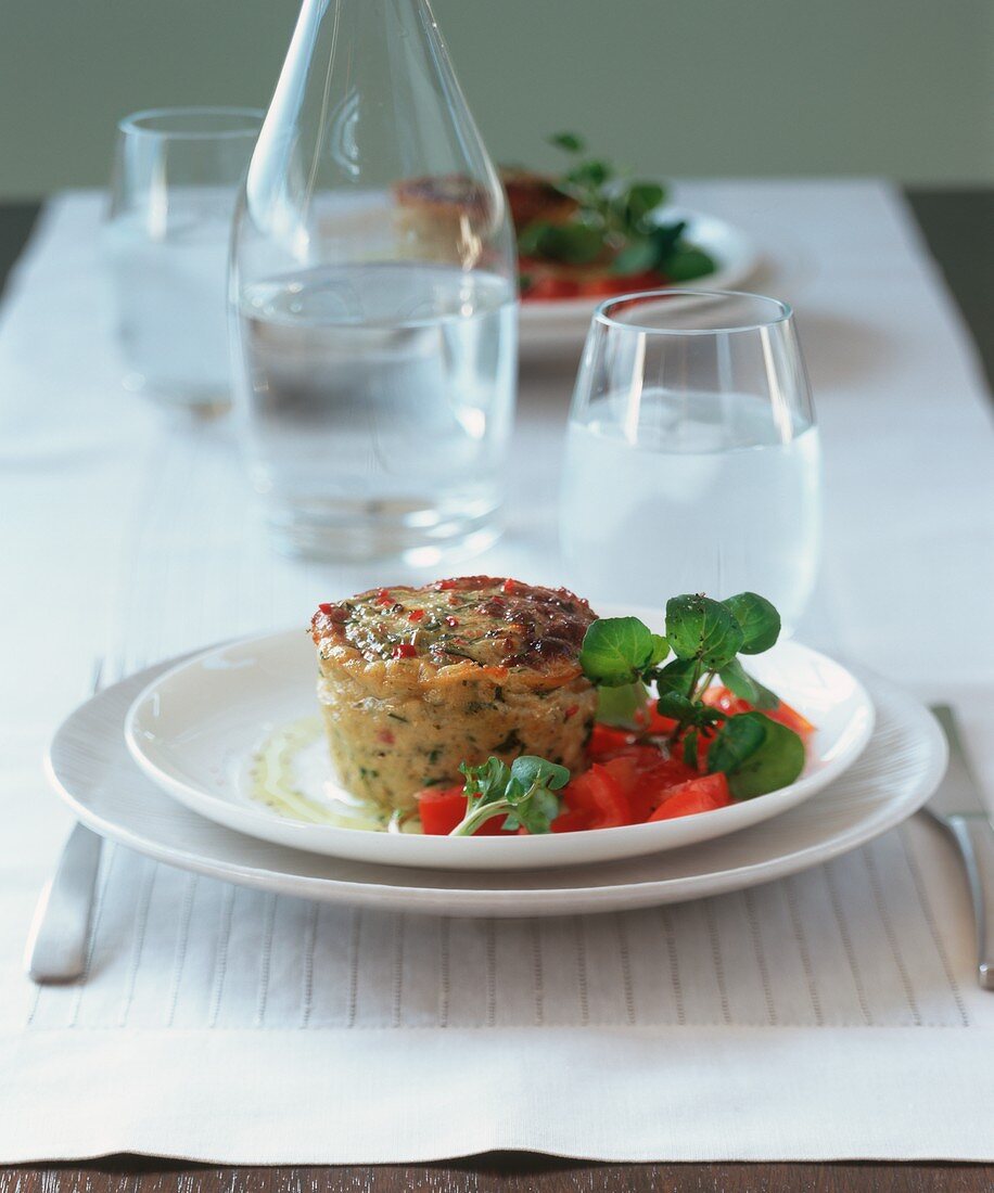 Zucchiniküchlein mit Brunnenkresse und Tomatensalat