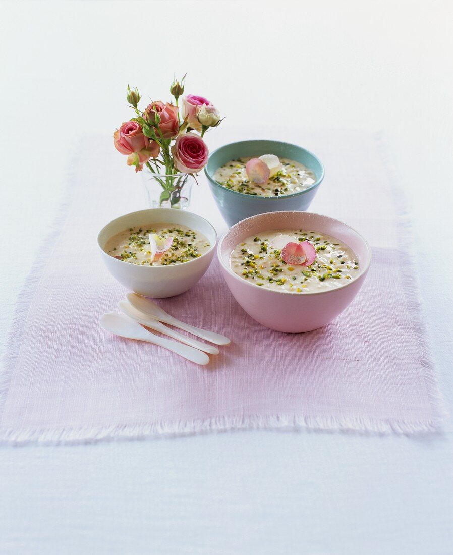Marokkanischer Reispudding mit Pistazien und Blütenblättern