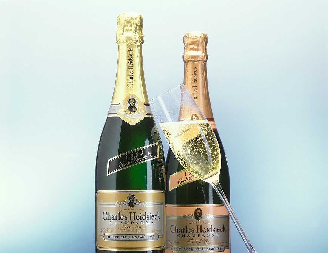Champagnerglas vor zwei Flaschen Charles Heidsieck Champagner