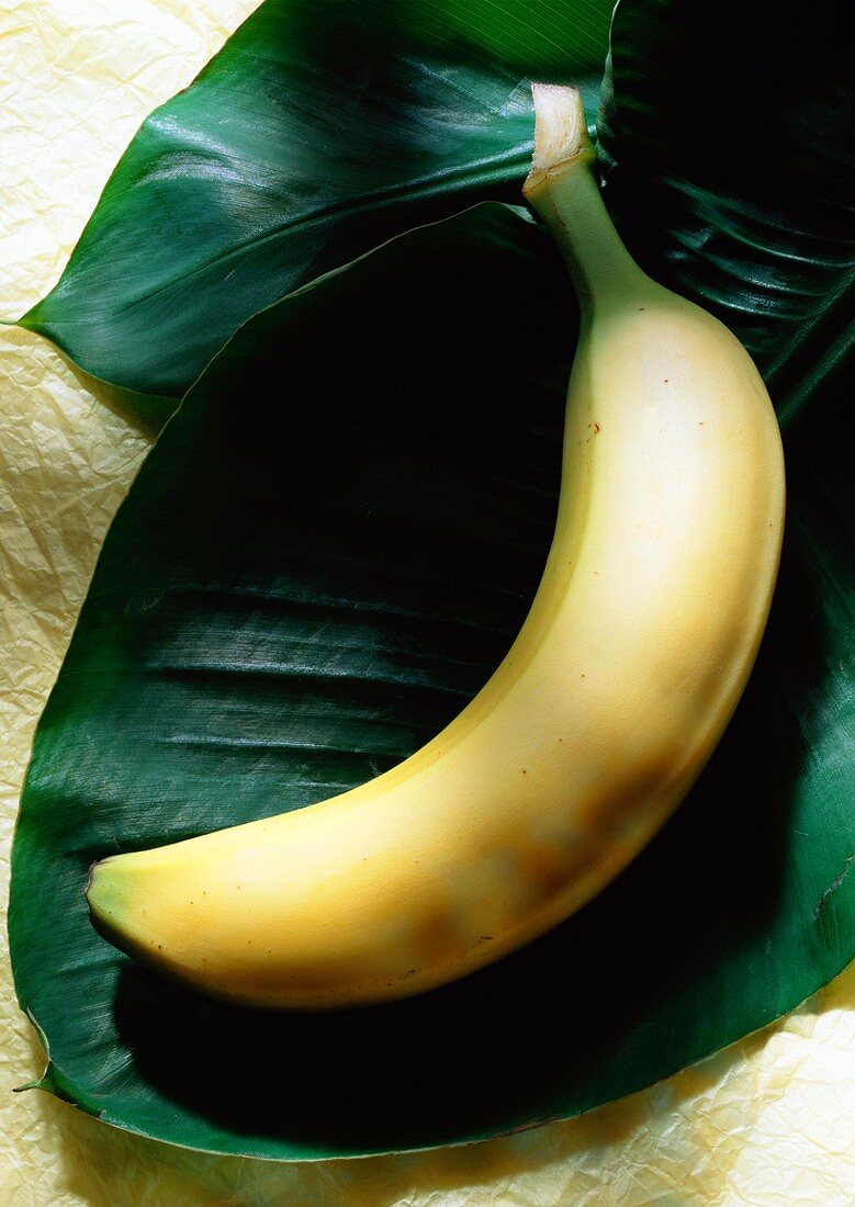Banane auf Bananenblatt