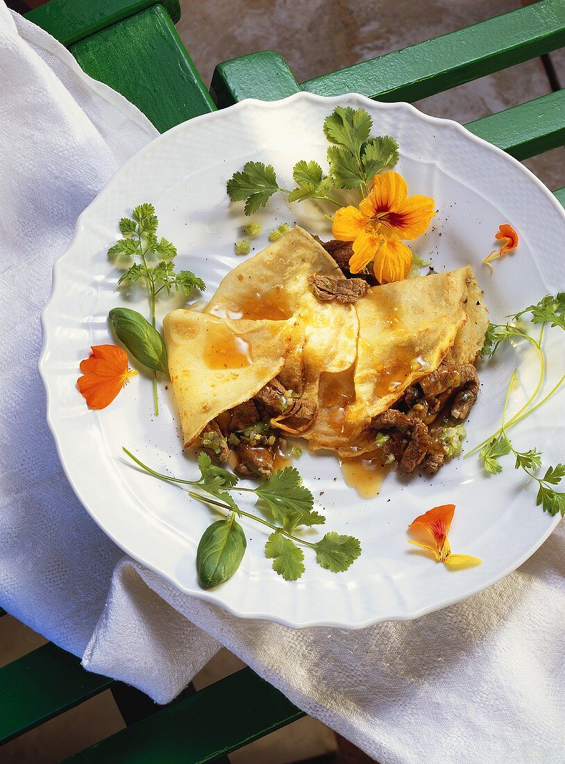 Asiatische Eierkuchen gefüllt mit Filetstreifen