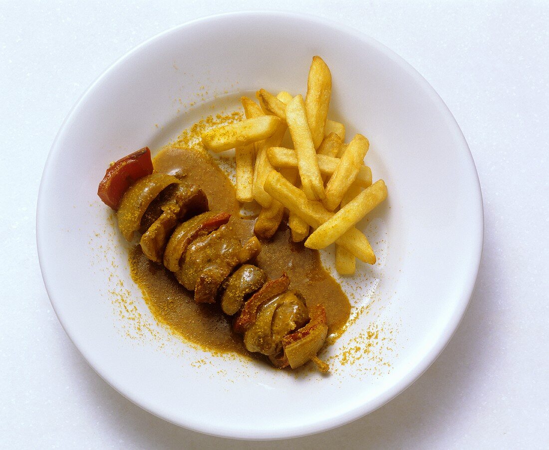 Schaschlikspieß mit Pommes