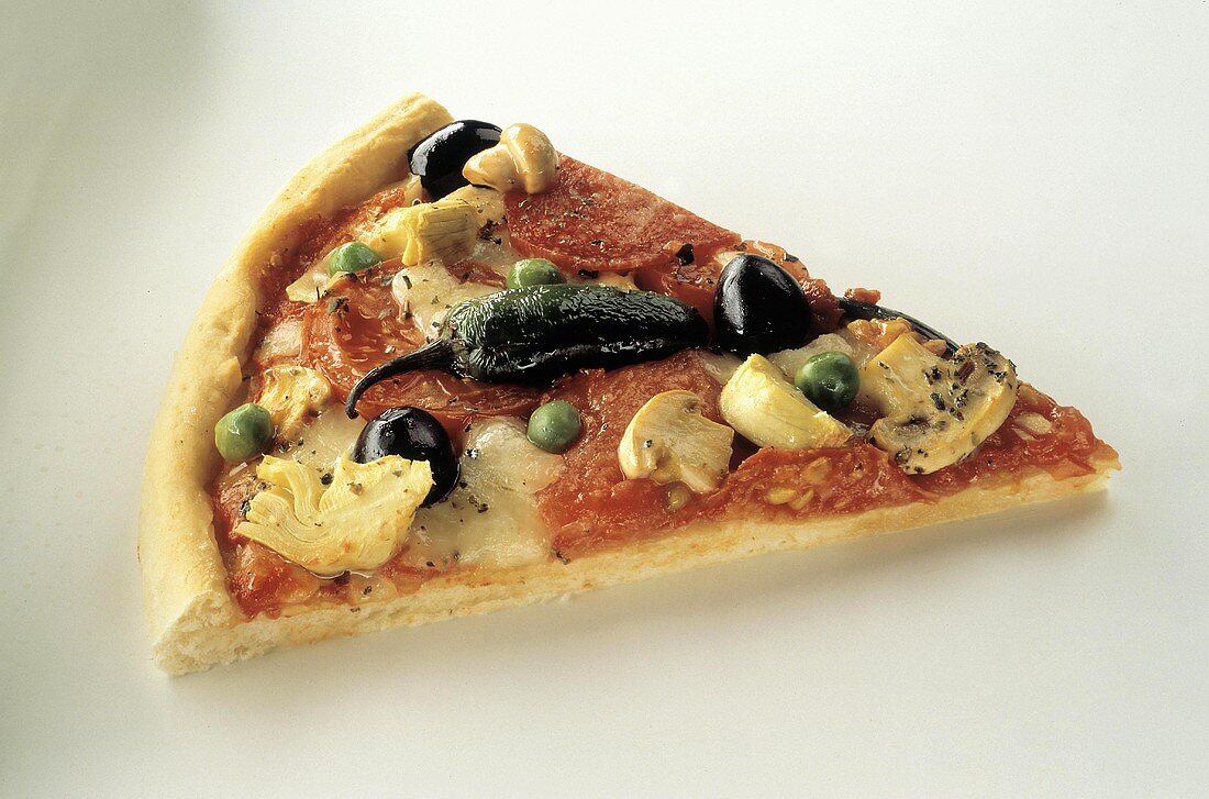 Ein Stück Pizza mit Gemüse & grüner Pepperoni