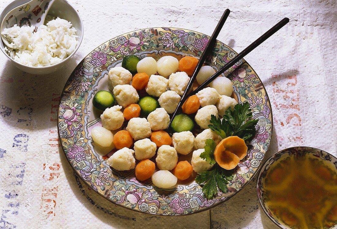 Chinesische Fischbällchen mit Gemüse