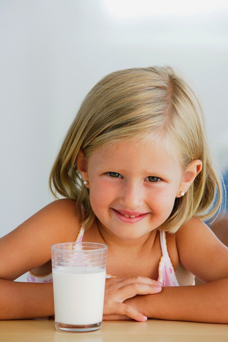 Ein junges Mädchen mit einem Glas Milch