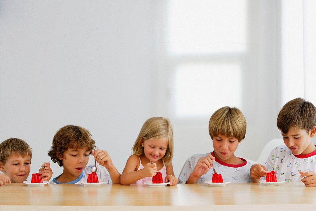 Kinder essen rote Götterspeise