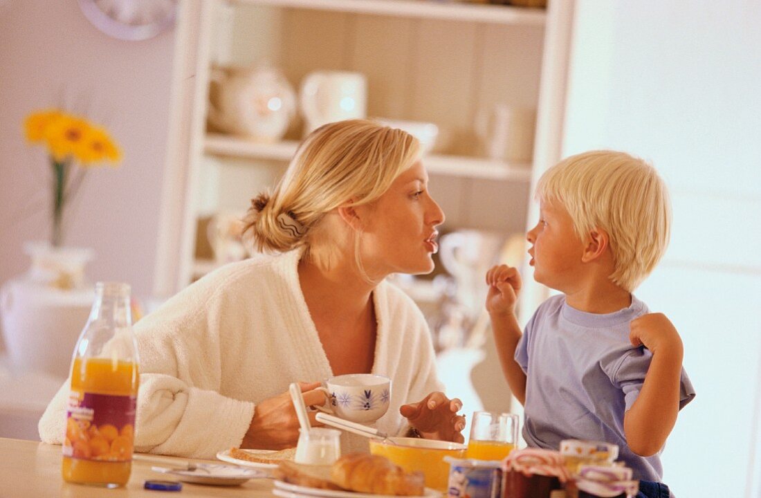 Mutter mit Sohn beim Frühstücken