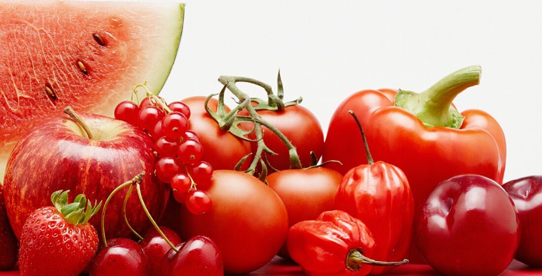 Verschiedene rote Obst- und Gemüsesorten