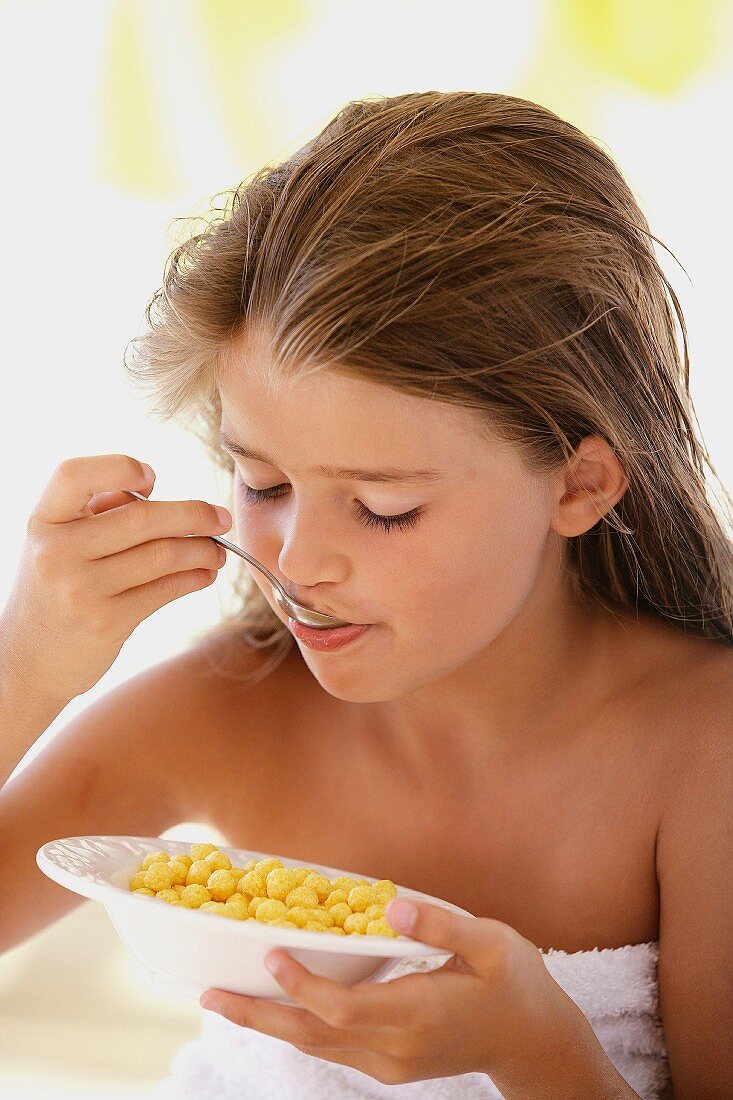 Mädchen isst Frühstückscerealien