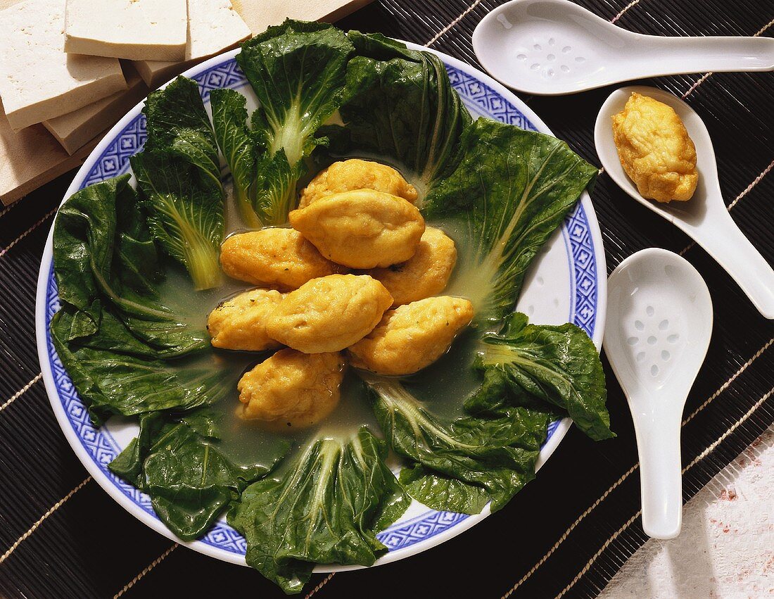 Suppe mit Hühner-Tofu-Bällchen