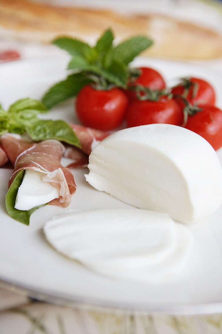 Mozzarella, prosciutto and tomatoes