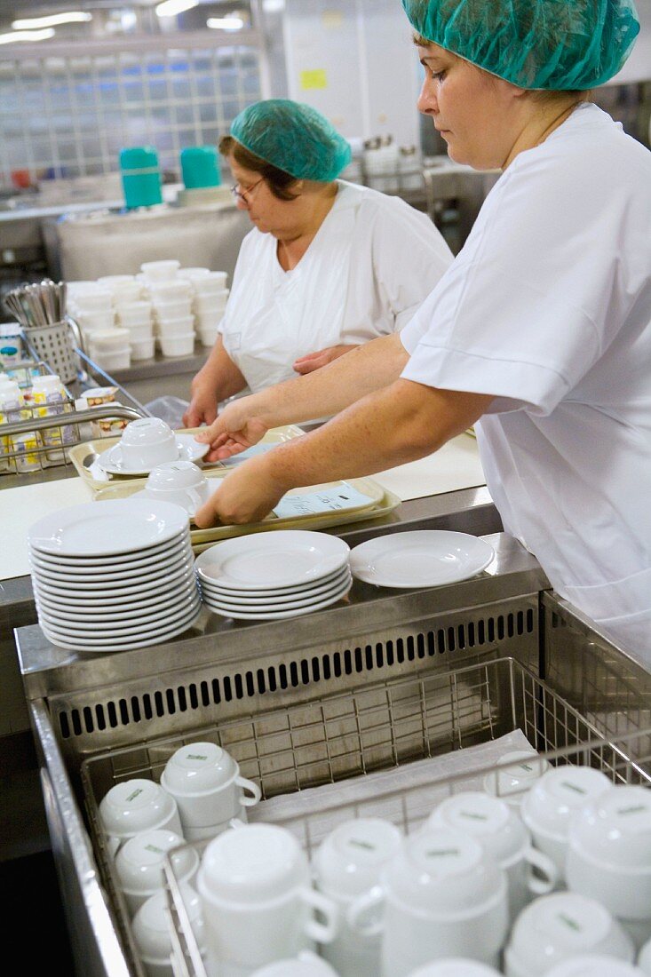 Bei der Arbeit in der Großküche, Las Palmas de Gran Canaria. Kanarische Inseln, Spanien