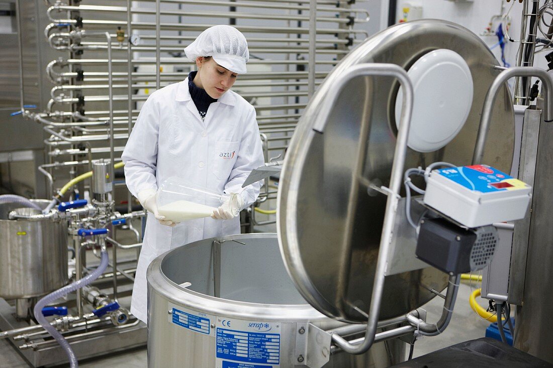 Lebensmitteltechniker beim Pasteurisieren von Milch