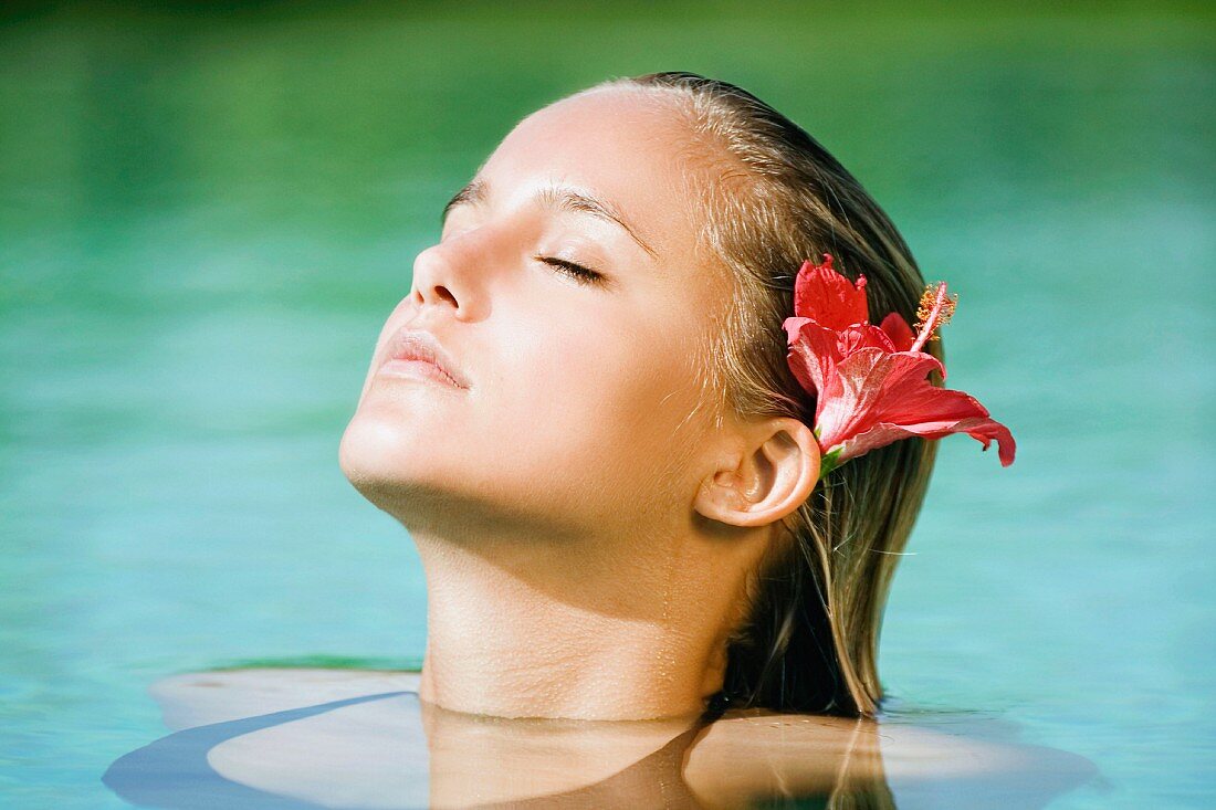 Junge Frau entspannt im Wasser