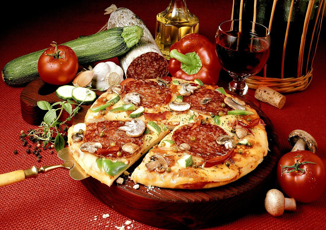 Pizza mit Salami und Pilzen (USA)