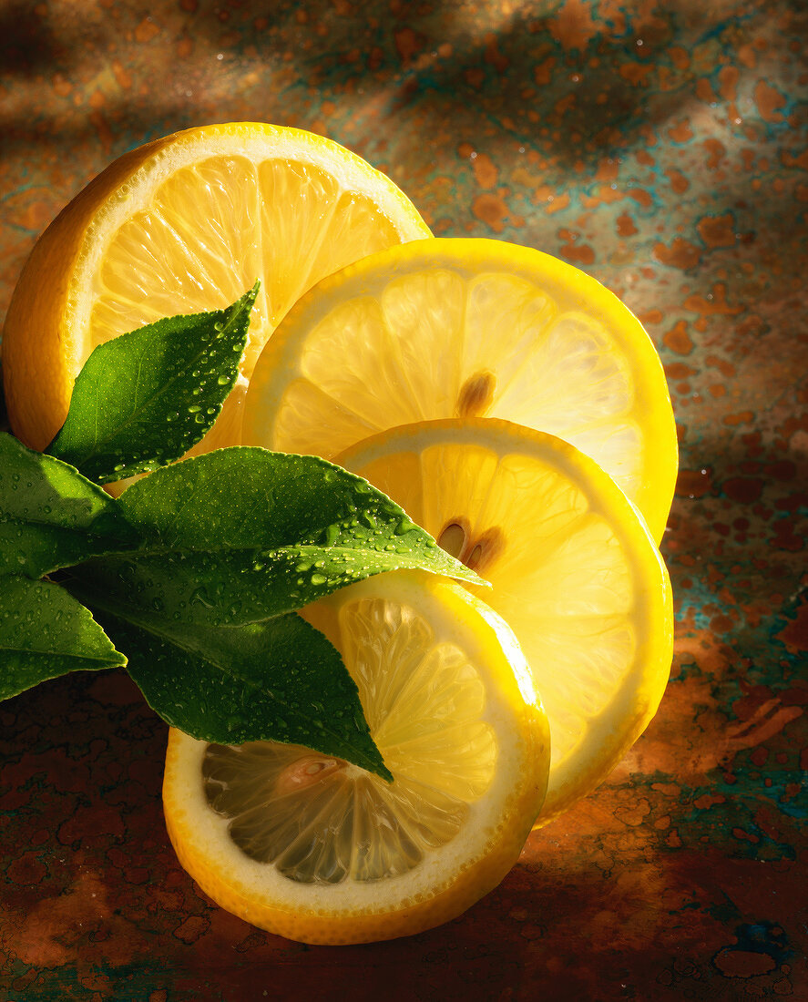Frische in Scheiben geschnittene Zitrone mit Blättern