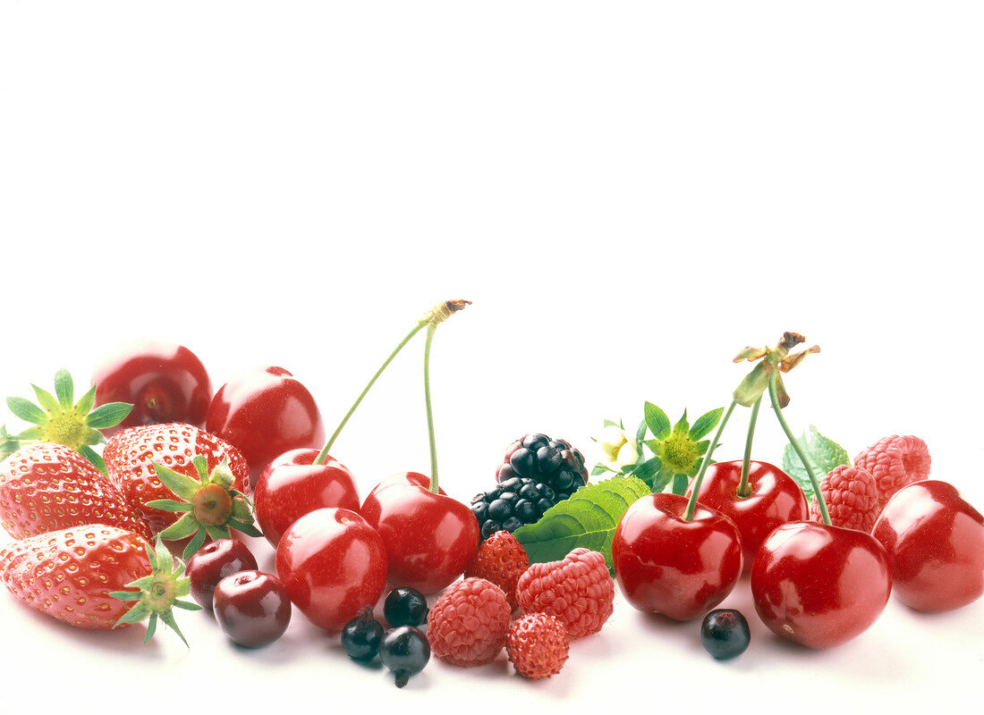 Verschiedene Sommerfrüchte (Himbeeren, Kirschen, Erdbeeren, Brombeeren, Heidelbeeren)