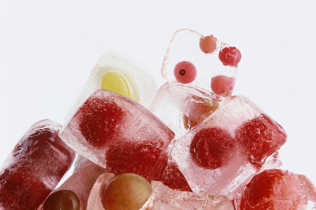 Sommer-Eiswürfel mit frischen Beeren