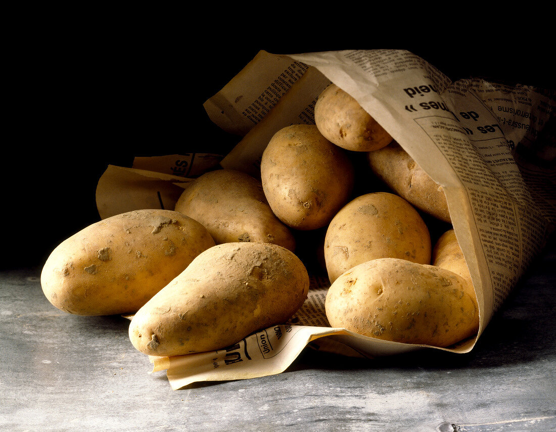 Kartoffeln in Zeitungspapier
