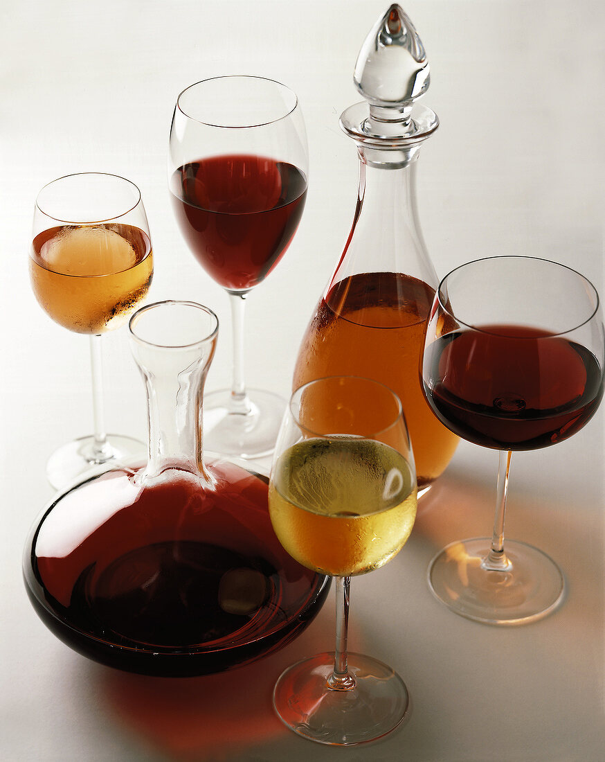 Karaffen und Gläser mit Rotwein, Weißwein und Roséwein