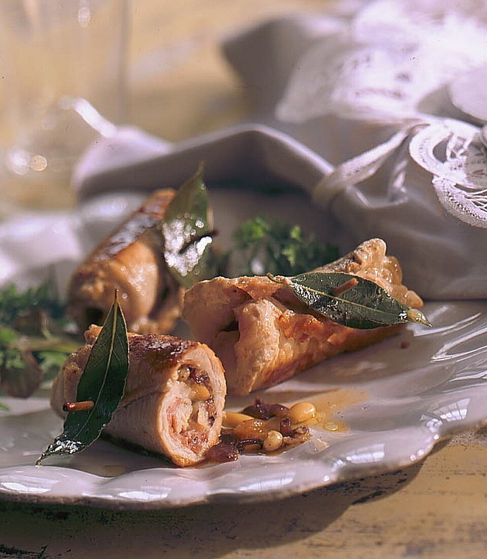 Fleischrouladen mit Spiesschen und Lorbeerblättern