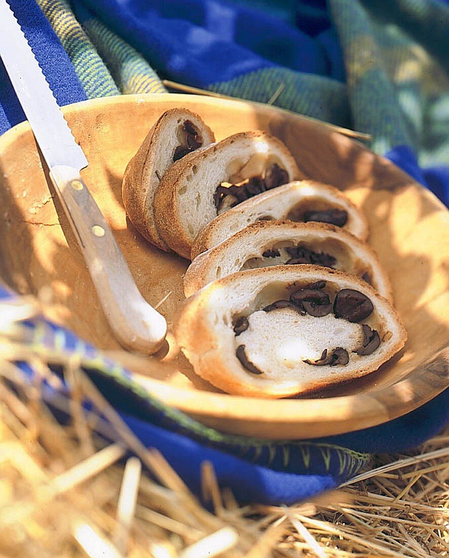Brot mit lila Oliven