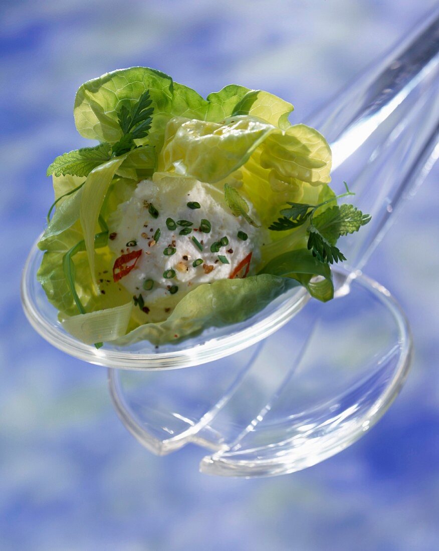 Kopfsalat mit Ziegenkäse auf Salatbesteck