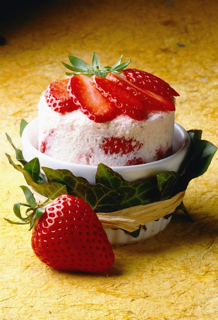 Eis-Soufflé mit weißer Schokolade und Erdbeeren