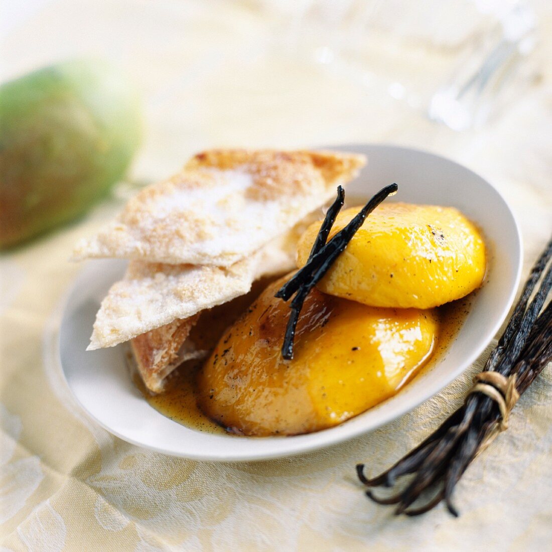 Gebratene Mango mit Vanilleschoten und süssem Blätterteiggebäck