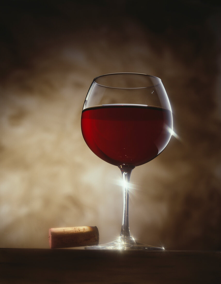 Ein Glas Rotwein mit Korken