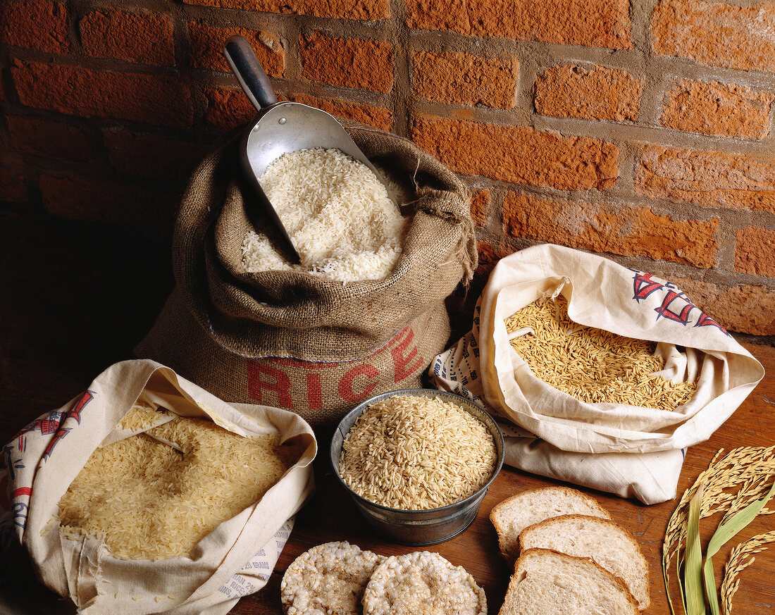 Reis in Säcken, in einer Schüssel, Cracker und Brot aus Louisiana