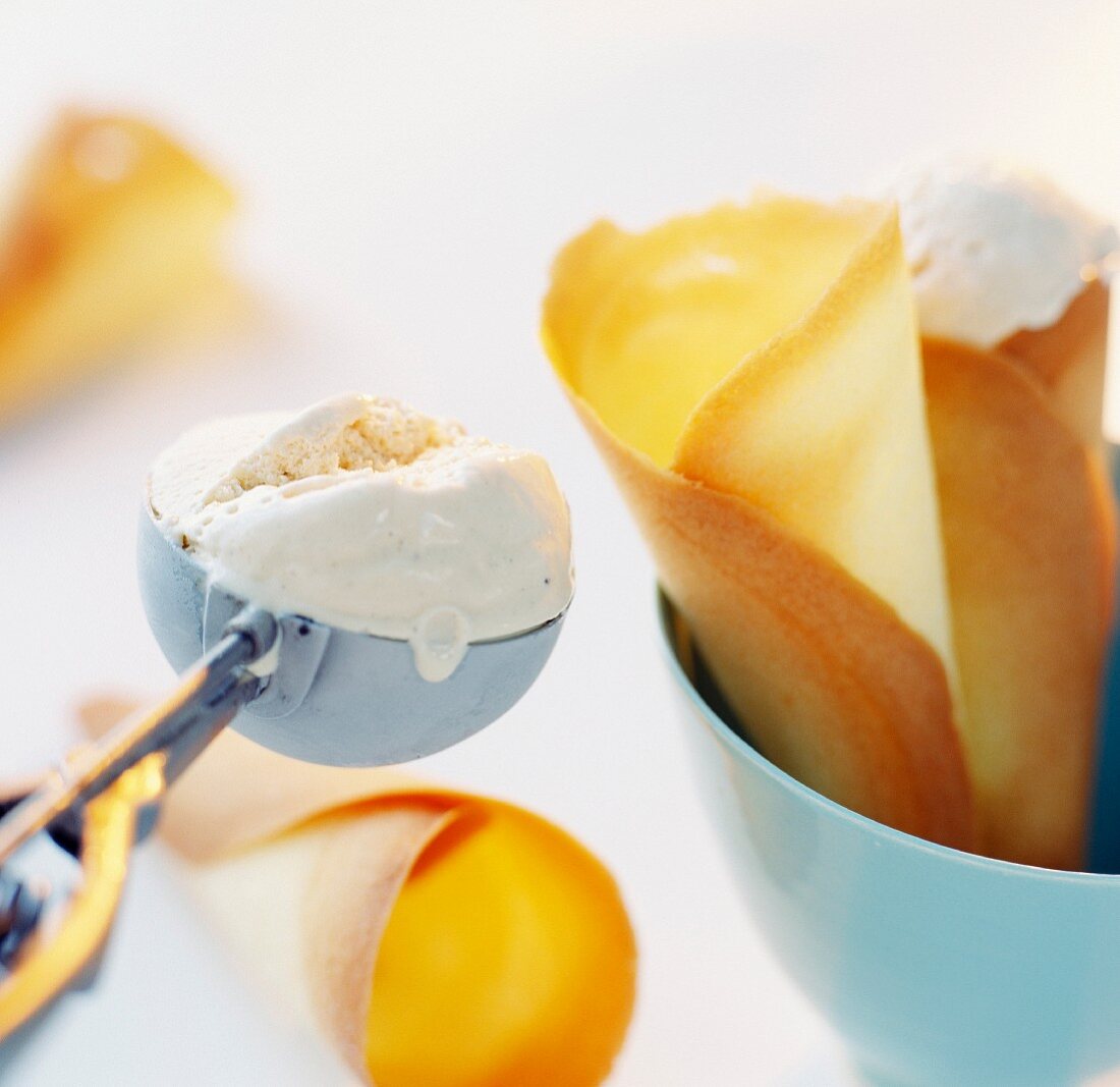 Eiscreme in selbstgemachter Eiswaffel und auf Eislöffel