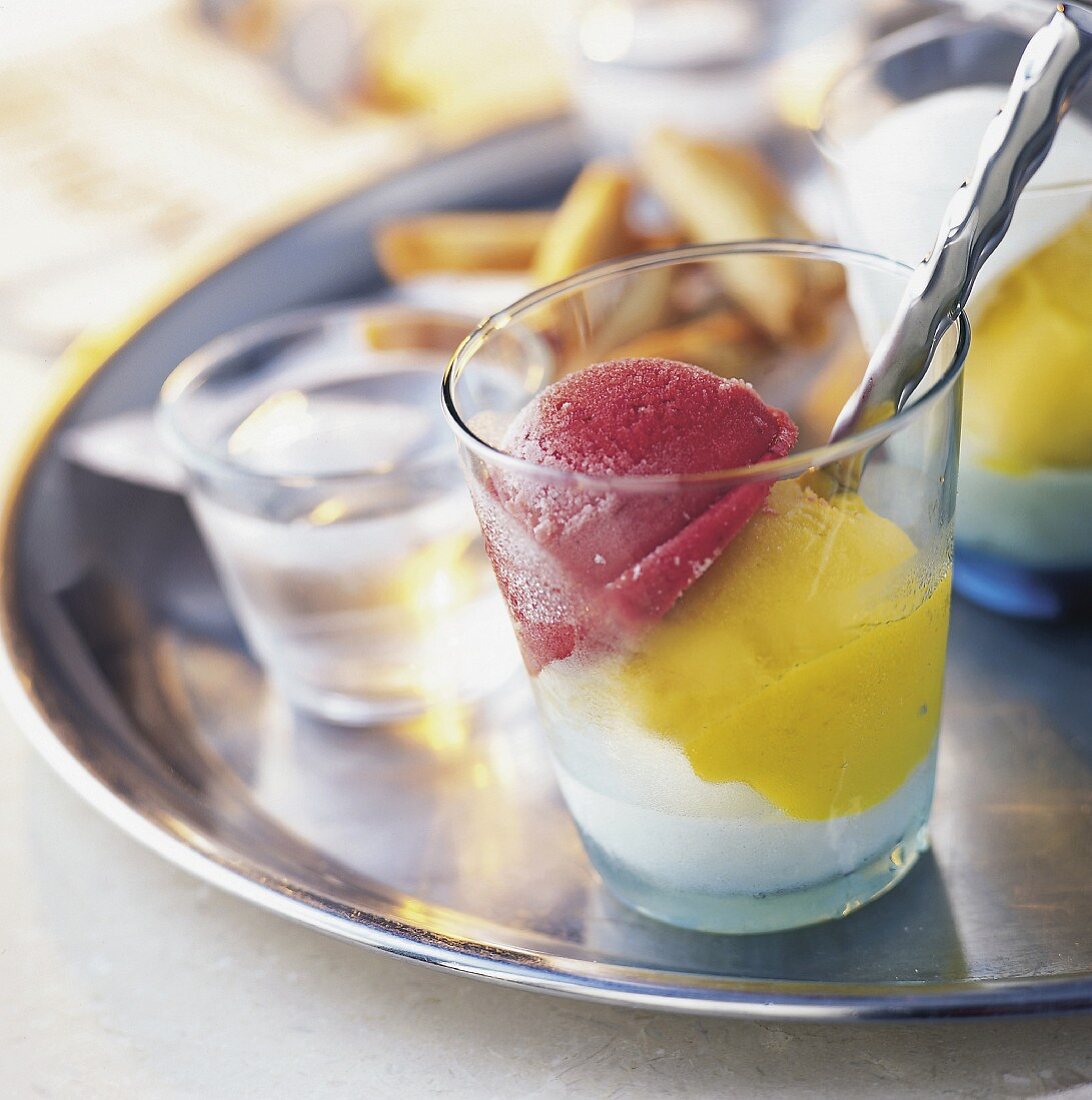 Eiskugeln in einem Glas