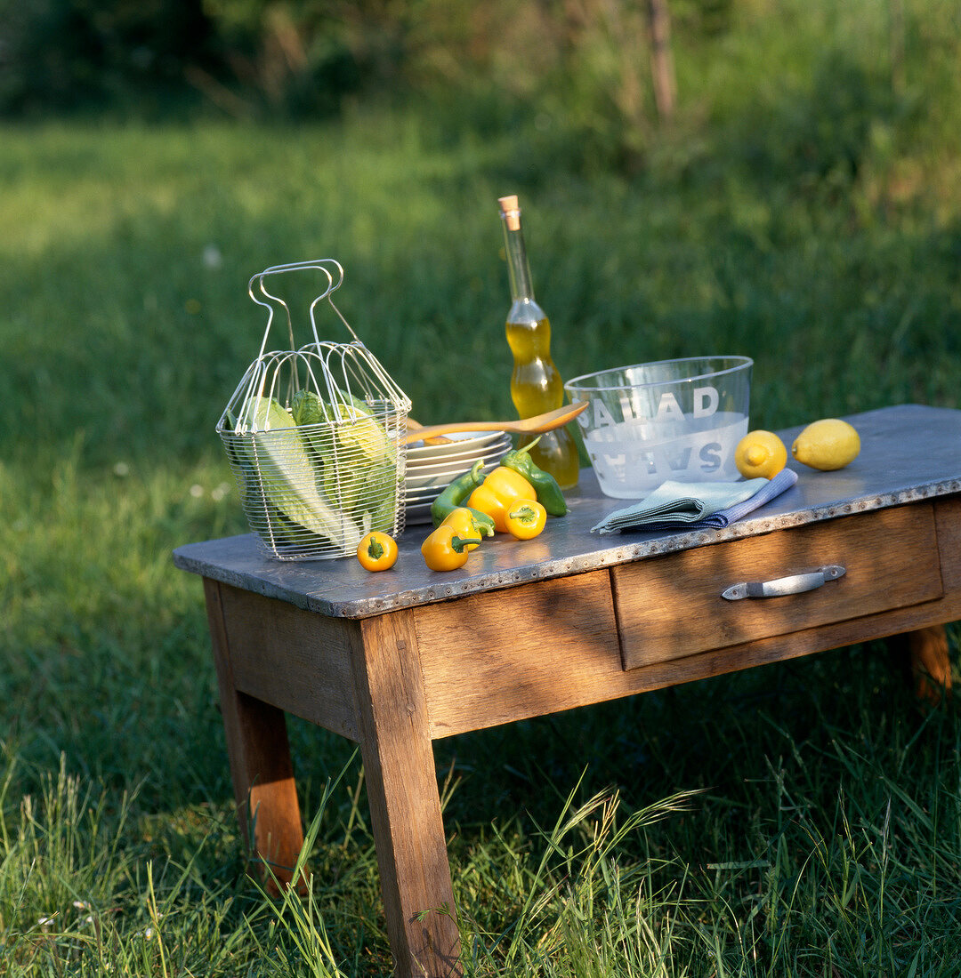 Zutaten für einen frischen Sommersalat auf Tisch im Freien