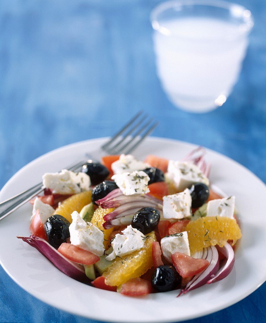 Feta Salat mit Tomaten und roten Zwiebeln