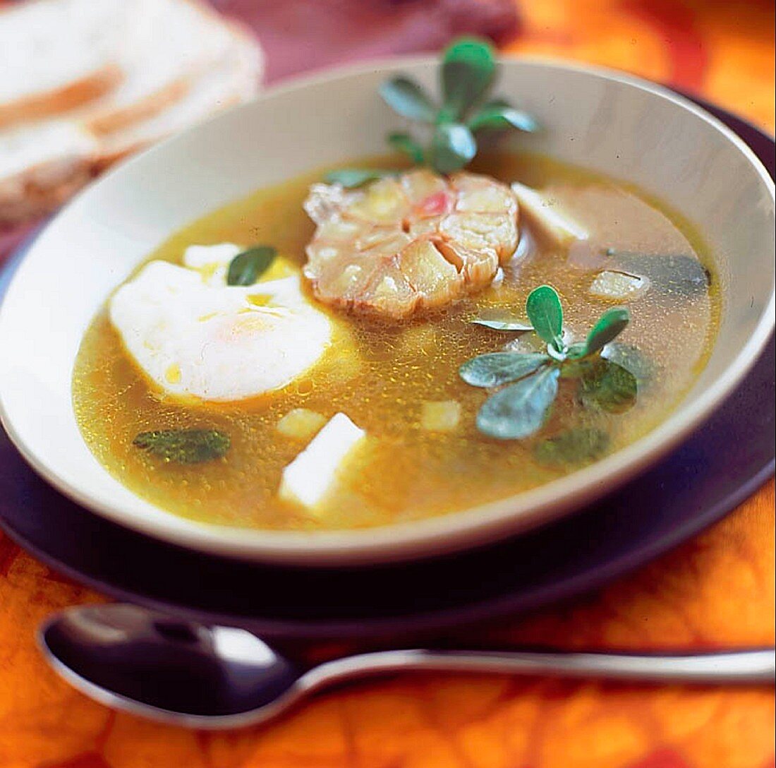 Garlic soup with purslane