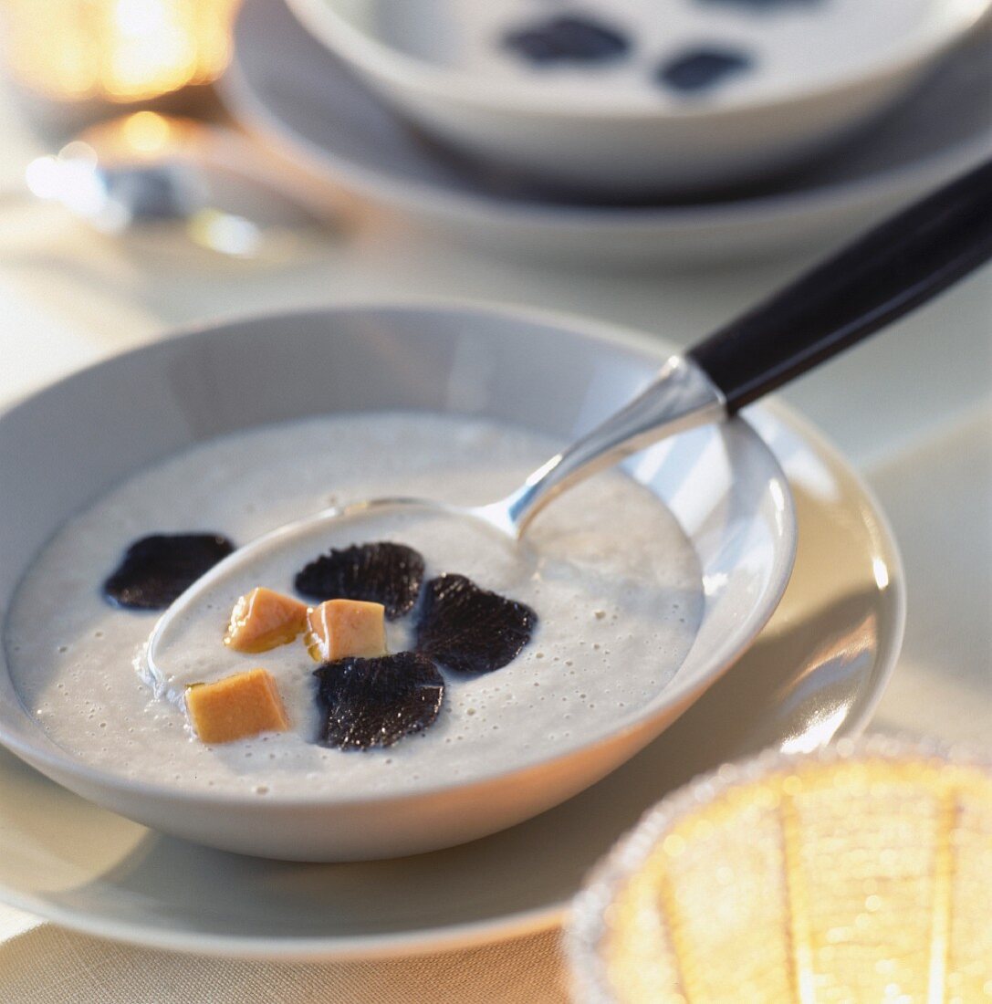 Pilzcremesuppe mit Foie Gras und Trüffeln