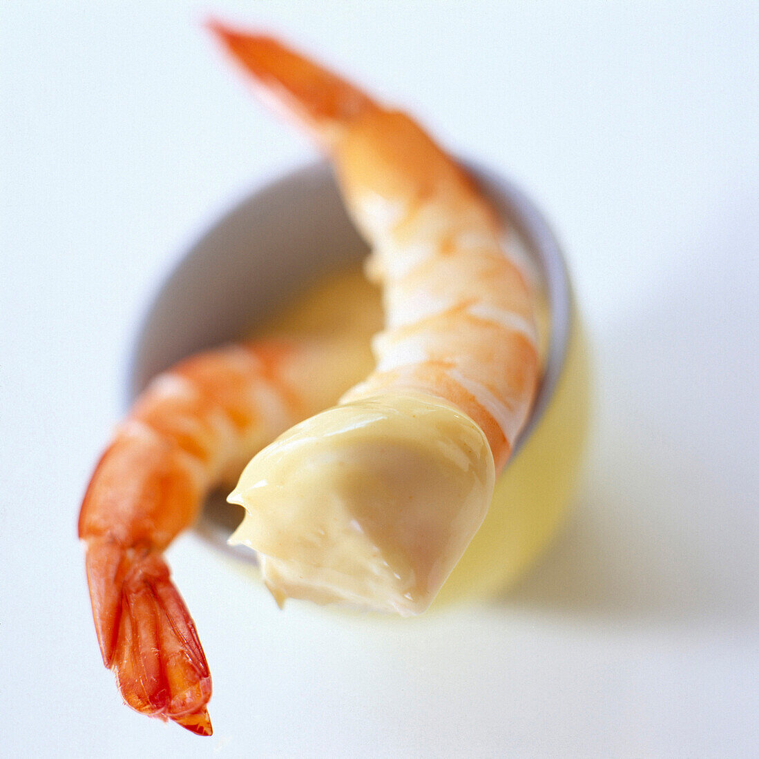 Zwei Cocktailshrimps mit Mayonnaise-Dip