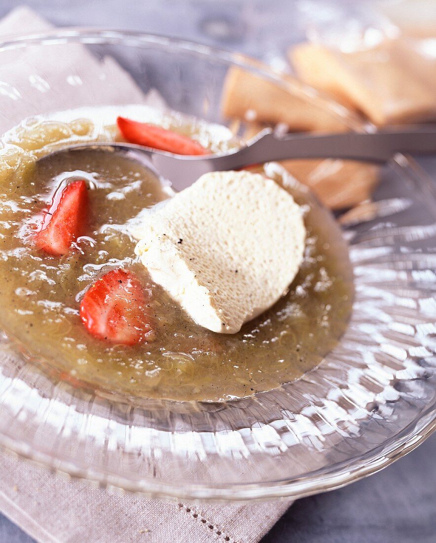 Rhabarbersuppe mit Erdbeeren und Vanilleeis