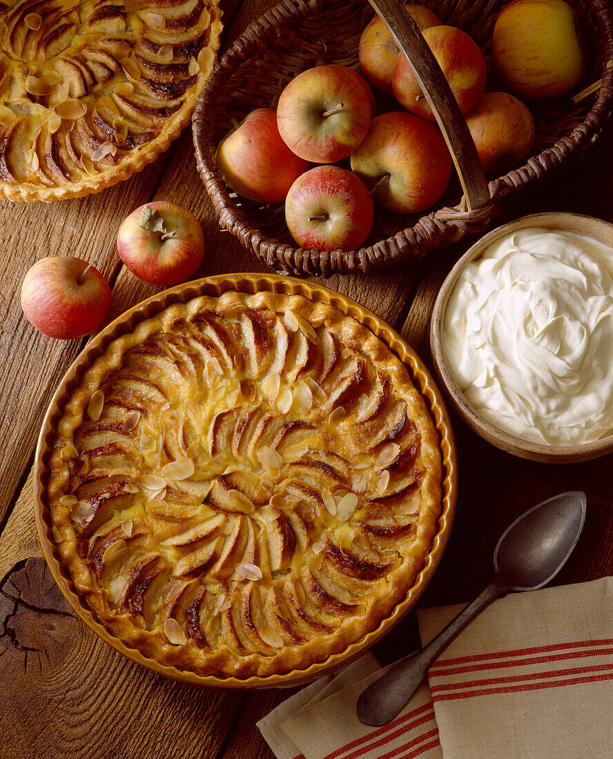 Apple tart with cream