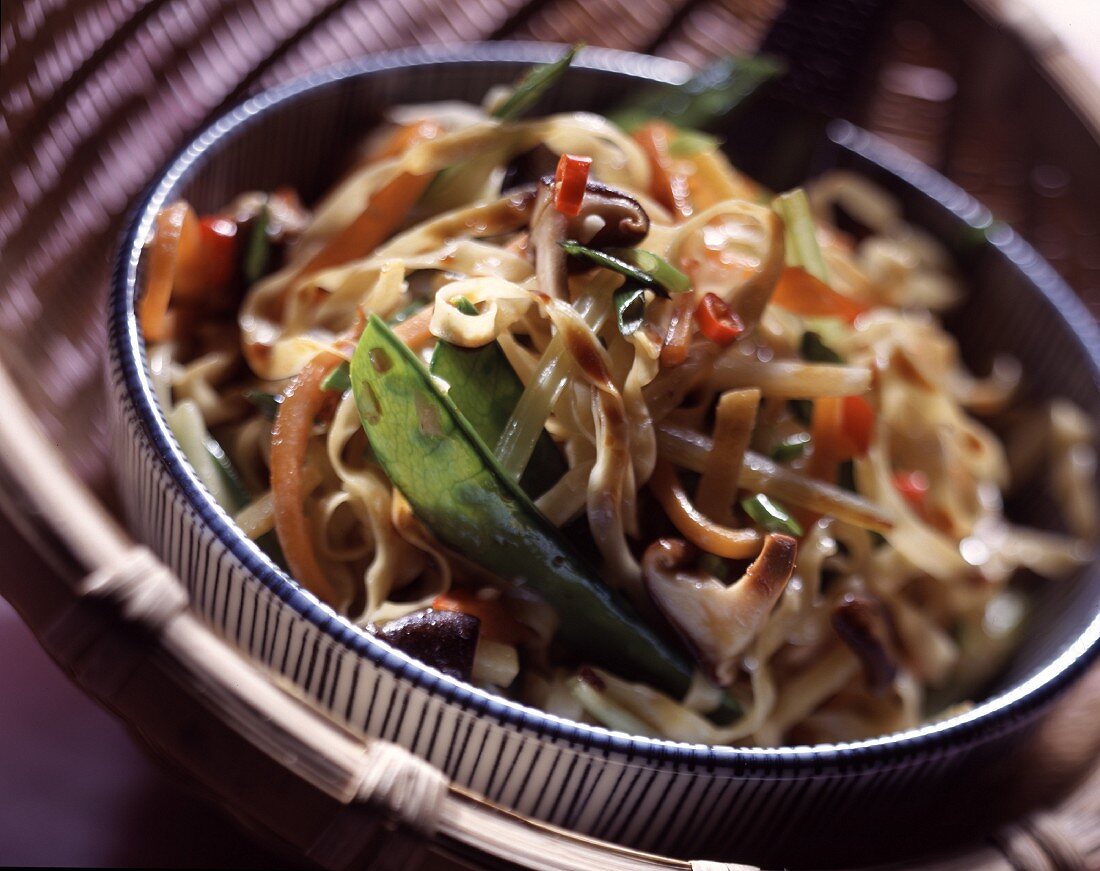 Fried noodles with vegetables